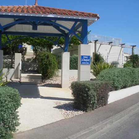 Casa de Férias Maison Paisible Avec Terrasse Et Piscine - Esprit *