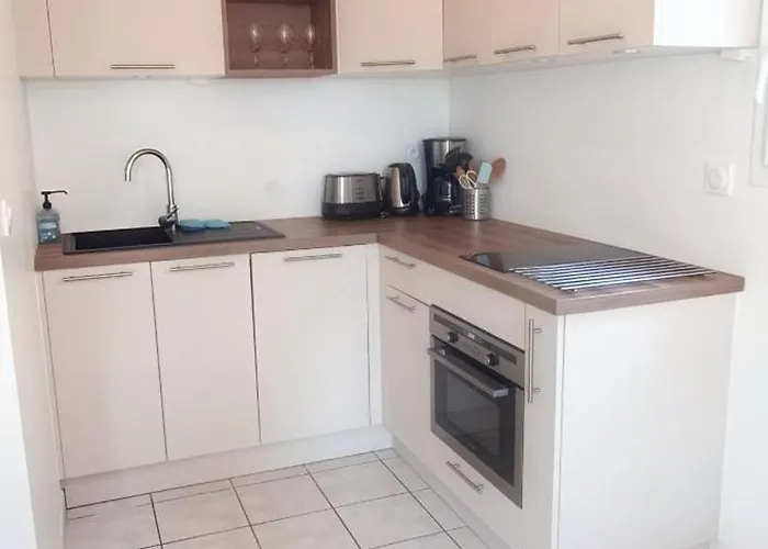 בית נופש Maison Paisible Avec Terrasse Et Piscine - Esprit