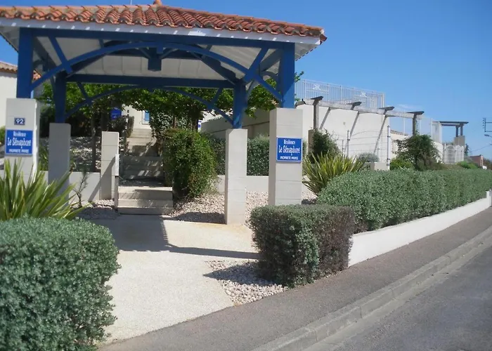 בית נופש Maison Paisible Avec Terrasse Et Piscine - Esprit *