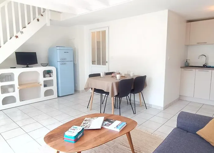 Maison Paisible Avec Terrasse Et Piscine - Esprit